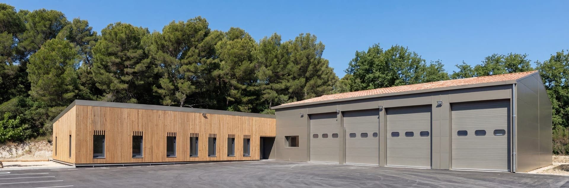 Équipement public CENTRE DE PREMIERE INTERVENTION - CPI à CUCURRON (84) — projet d'architecte Reservoir Architecture, image 1