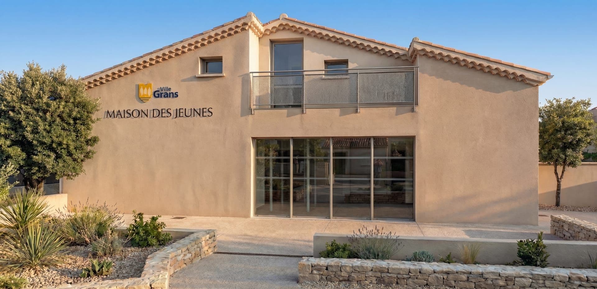 Équipement public MAISON DES JEUNES à GRANS (13) — projet d'architecte Reservoir Architecture, image 1